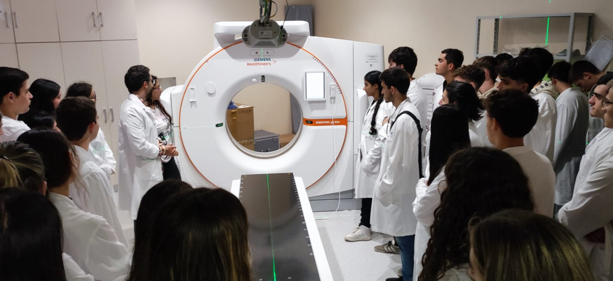 Imagen Alumnos de Ingeniería Biomédica visitan el acelerador lineal de Oncología Radioterápica del Hospital Santa Lucía